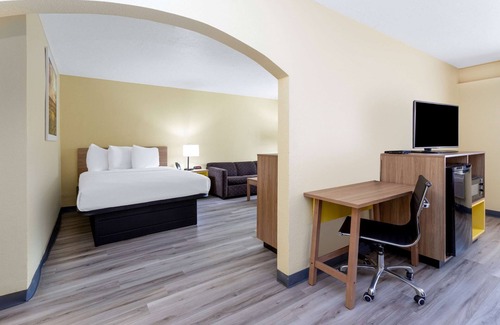 Clovis Hotel | Days Inn & Suites by Wyndham Clovis