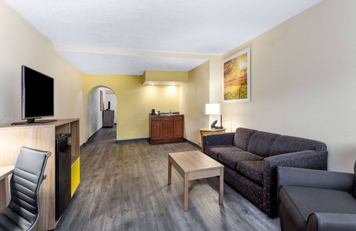 Clovis Hotel | Days Inn & Suites by Wyndham Clovis