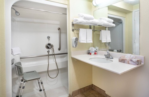 Clovis Hotel | Days Inn & Suites by Wyndham Clovis