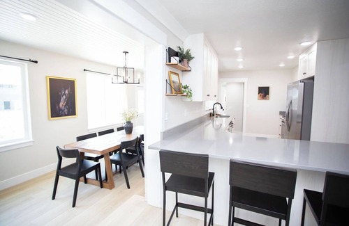 Dayton House | Dayton Diamond- Sleeps 10, Peaceful setting, Game room, Chef's kitchen!