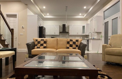 Pickering House | Dazzling Modern Home Next to Beach & Go Station