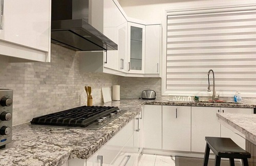 Pickering House | Dazzling Modern Home Next to Beach & Go Station