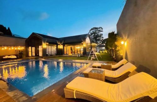 Cisarua Villa | De Black Challet Villa