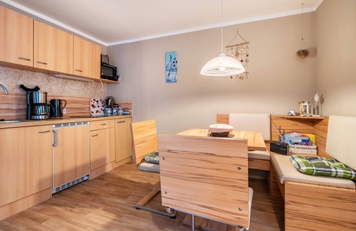 Bakenberg House | Holiday Home 'Ferienhaus Rosi' with Private Terrace, Shared Garden and Wi-Fi