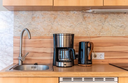 Bakenberg House | Holiday Home 'Ferienhaus Rosi' with Private Terrace, Shared Garden and Wi-Fi