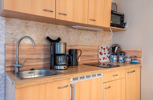 Bakenberg House | Holiday Home 'Ferienhaus Rosi' with Private Terrace, Shared Garden and Wi-Fi