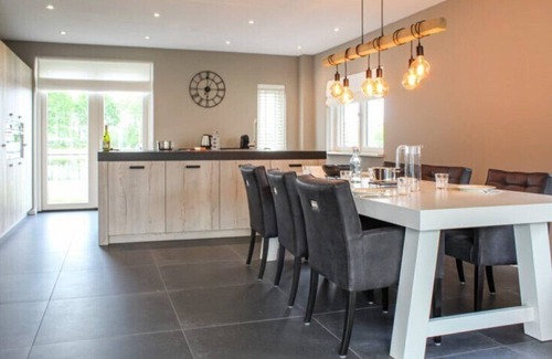 Idskenhuizen House | De Sinnekening is a 6 person water villa
