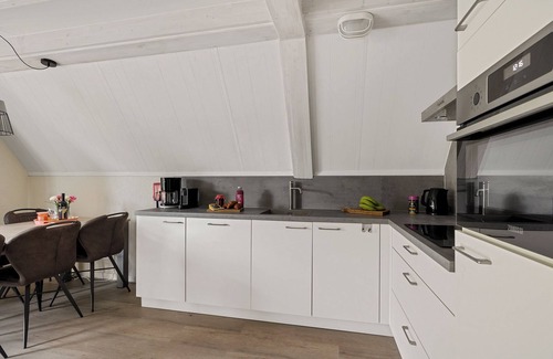 Den Velde House | De Steenhoeve - 6 pers. vacation home at fishpond on vacation park 't Hooge Holt