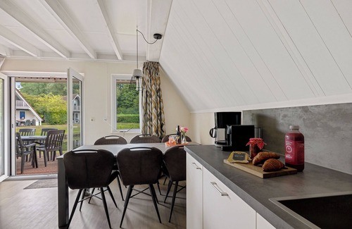 Den Velde House | De Steenhoeve - 6 pers. vacation home at fishpond on vacation park 't Hooge Holt