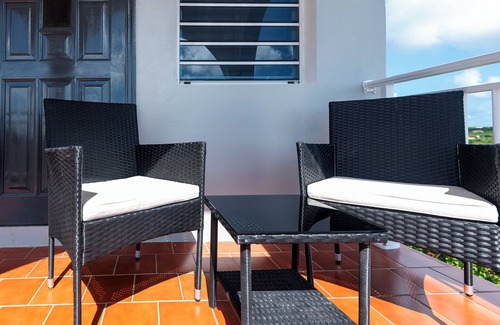 George Hill Apartment | Deany's UpTop Luxury Suite
