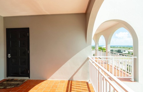 George Hill Apartment | Deany's UpTop Luxury Suite