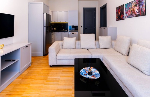 Ovabuku House | DeCamondo Residence