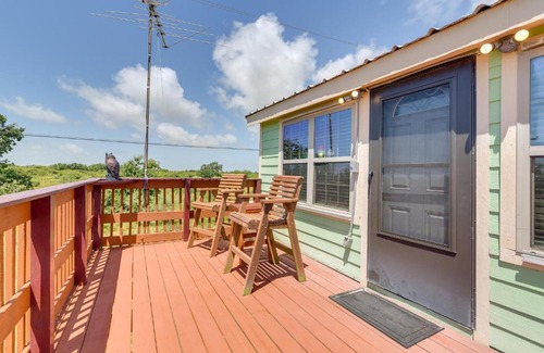 Crystal Beach House | Deck and Grill Sunny Cottage in Crystal Beach!