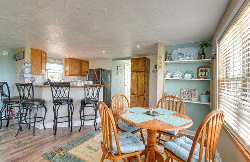 Crystal Beach House | Deck and Grill Sunny Cottage in Crystal Beach!