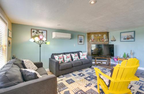 Crystal Beach House | Deck and Grill Sunny Cottage in Crystal Beach!