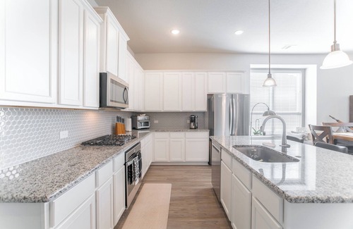 Conroe House | Deck, Private Gym & Comm Pools near Woodlands Mall