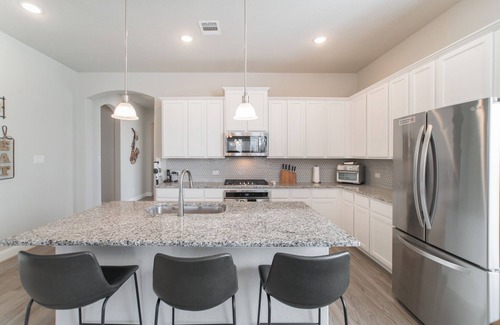 Conroe House | Deck, Private Gym & Comm Pools near Woodlands Mall