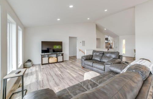 Eddyville House | Deck with Lake Barkley Views Spacious Family Home!