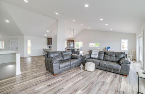 Eddyville House | Deck with Lake Barkley Views Spacious Family Home!