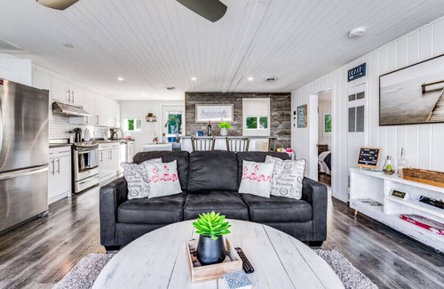 Leamington Apartment | Decked Out · Beachfront, Hot tub, Sunsets, Moonlight, Romance,