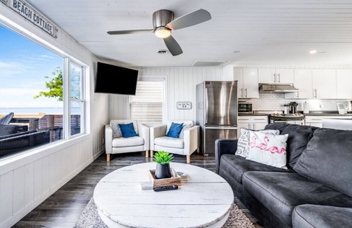 Leamington Apartment | Decked Out · Beachfront, Hot tub, Sunsets, Moonlight, Romance,