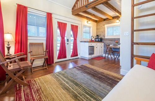 Lacy-Lakeview Cabin | Deerfield Countryside Tiny Cabin #4 - 10 min to Silos at Magnolia