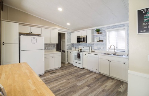 Lapoint House | Deerview - 4 BR home close to dinosaurs and trails