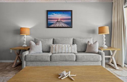 Crystal Beach House | Deja View Beachfront Sunrise Beach Svc Included