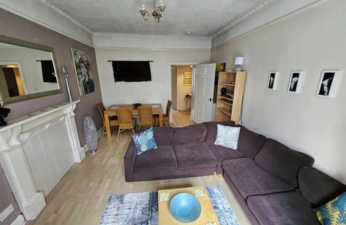Tollcross Apartment | Delightful 2BR Home, Walk to Edinburgh Castle