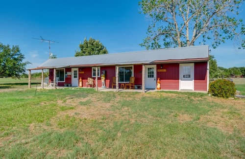 Carmine Apartment | Delightful Carmine Studio on Farm Near Round Top!