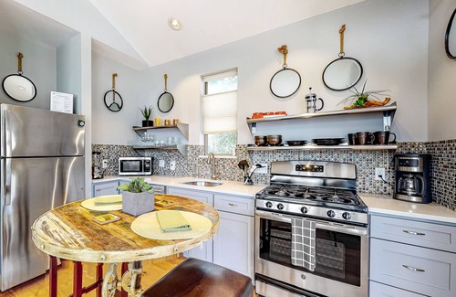 East Cesar Chavez Cottage | Delightful cottage in eclectic neighborhood with W/D, downtown views, & parking