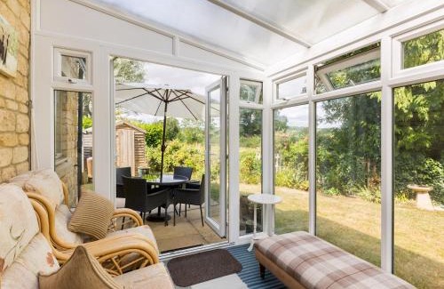 Moreton-in-Marsh House | Delightful home Sunroom Garden Parking Pass the Keys