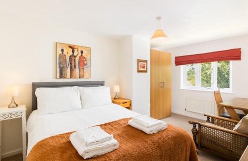 Moreton-in-Marsh House | Delightful home Sunroom Garden Parking Pass the Keys