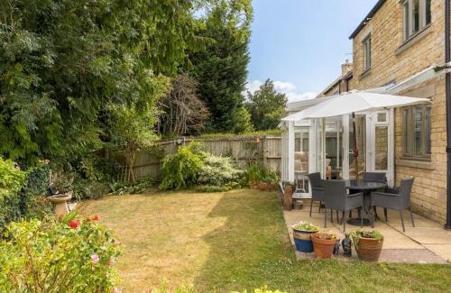 Moreton-in-Marsh House | Delightful home Sunroom Garden Parking Pass the Keys