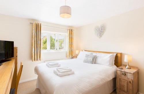 Moreton-in-Marsh House | Delightful home Sunroom Garden Parking Pass the Keys