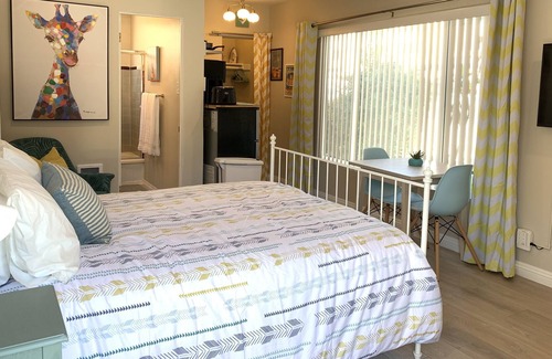 Palms Apartment | Delightful Palms Studio Apartment.