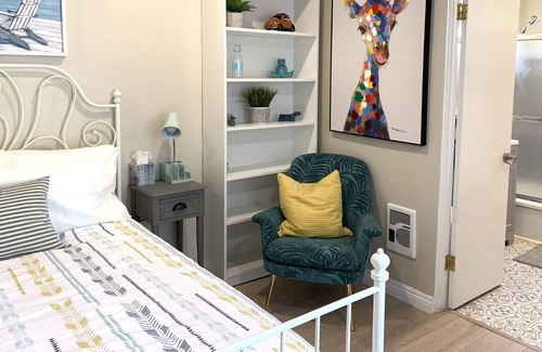 Palms Apartment | Delightful Palms Studio Apartment.