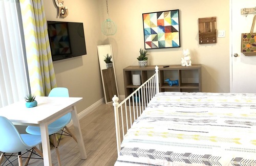 Palms Apartment | Delightful Palms Studio Apartment.