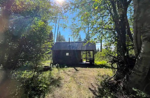 Kamloops Cabin | Delightful studio cabin near Pinantan Lake on 80 acres of land.