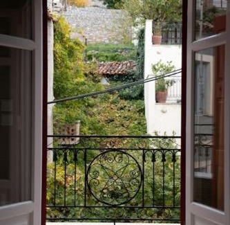 Delfoi Apartment | Delphian Colors - Red Edition