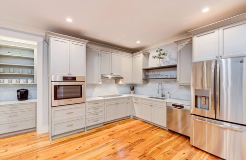 Charleston Historic District Apartment | Deluxe 2 BR Suite w/Piazza - Steps to King St.