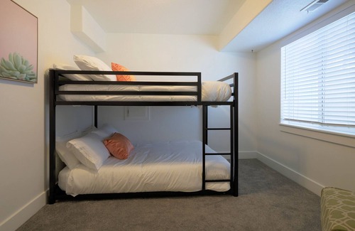 Orem Apartment | Deluxe 2Br Apt w/ Purple Qn Mattress on Private St