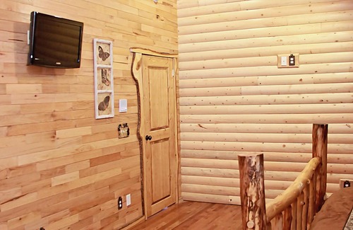 Pecks Mill Cabin | Deluxe 4-Bedroom Log Cabin