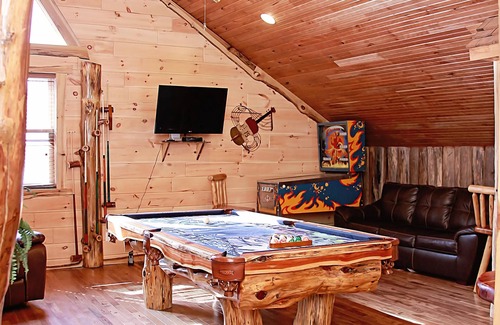 Pecks Mill Cabin | Deluxe 4-Bedroom Log Cabin