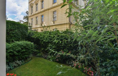 Mala Strana Apartment | Deluxe Charles Bridge Apt Old Town, Garden View, city centre