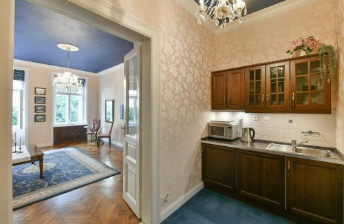 Mala Strana Apartment | Deluxe Charles Bridge Apt Old Town, Garden View, city centre