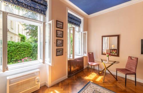 Mala Strana Apartment | Deluxe Charles Bridge Apt Old Town, Garden View, city centre