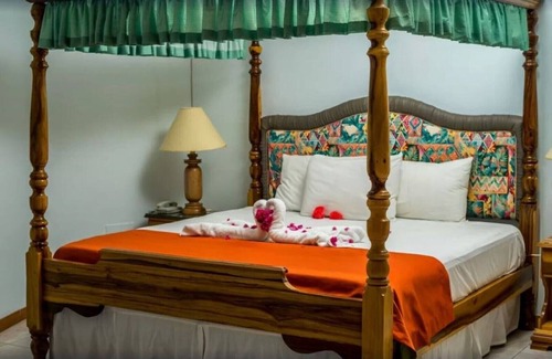 Runaway Bay Resort | Deluxe Double 2, 1 King Bed, Garden View
