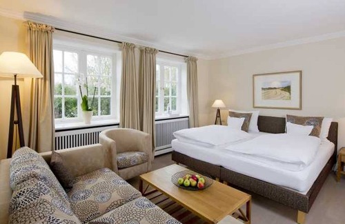 Keitum Hotel | Deluxe Double Room - Benen Diken Courtyard