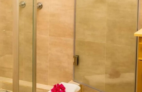 Runaway Bay Resort | Deluxe Double Room, 1 King Bed, Garden View